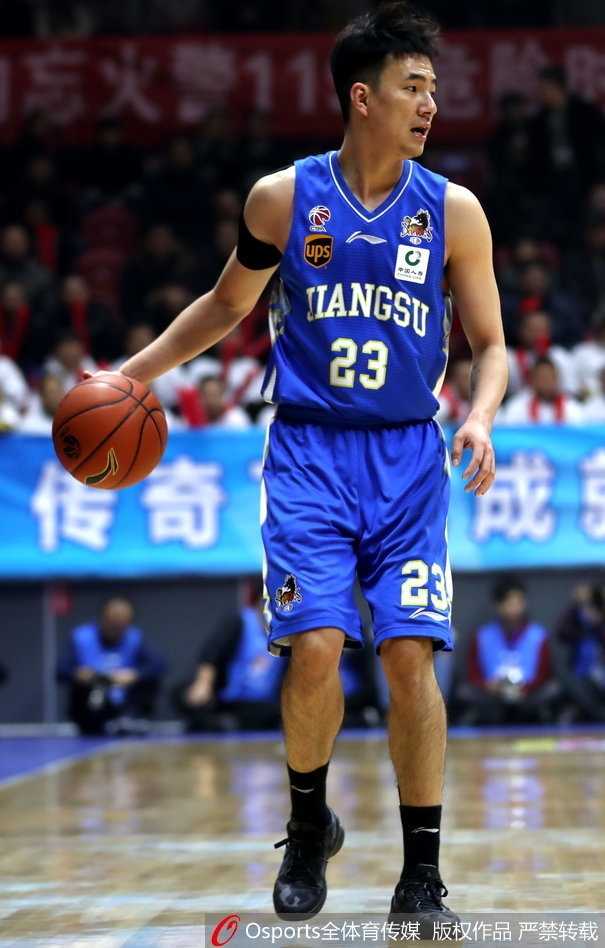 俞长栋在篮下强硬卡位，肌肉线条紧绷如弓，双手高高跃起争夺篮板领地