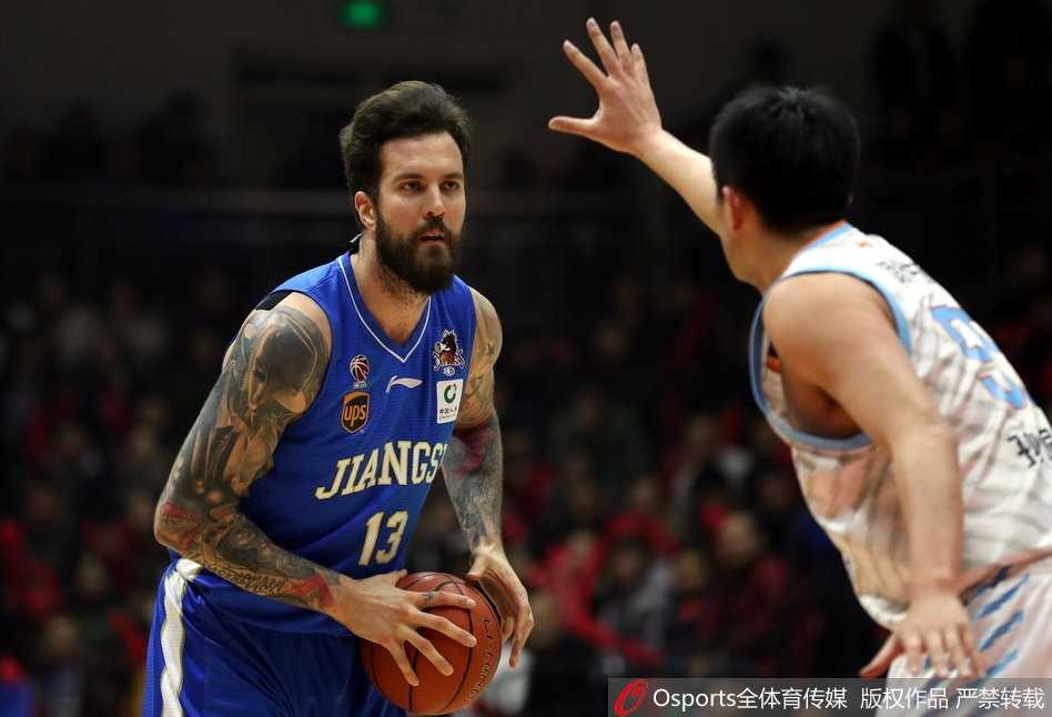 新疆队教练组在场边紧张指挥，战术板上的线条交织成当晚胜利的蓝图