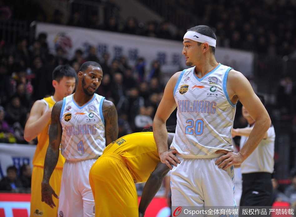 亚当斯如灵蛇般穿梭防线，面对广厦多名球员的围追堵截，依然闲庭信步地组织进攻。