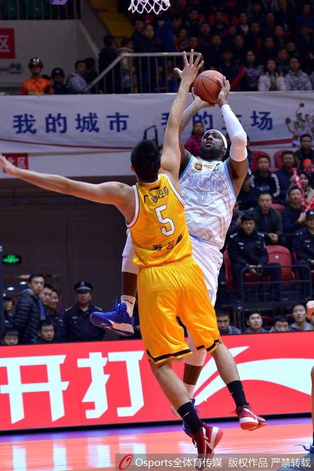 广厦核心福特森强行突破上篮，面对新疆内线布拉切的长臂干扰，依然将球高抛向篮筐。