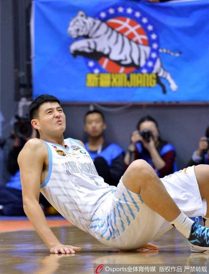 新疆外援亚当斯运球疾驰，眼神犀利地观察着队友的跑位，准备在广厦的防线中撕开一道口子。