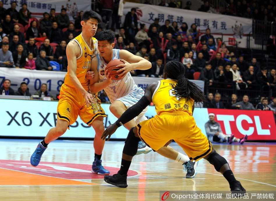 终场哨响后，双方球员情绪激动地聚集在一起，孙桐林和队友奋力拉开愤怒的孙铭徽，避免冲突升级。