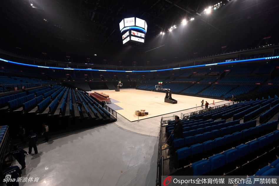 亚洲最大“江鸥”振翅高飞,中国男篮红队世预赛南京主场狂胜启航 夕阳余晖下,形似江鸥的南京青奥体育公园体育馆银白色的金属屋面熠熠生辉,流线型的建筑轮廓宛如大江之上振翅欲飞的精灵,静待中国男篮将士们的登场。