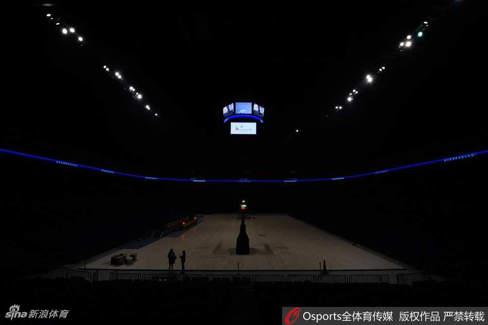 亚洲最大“江鸥”振翅高飞,中国男篮红队世预赛南京主场狂胜启航 身披红色10号战袍的丁彦雨航在对方三人包夹防守下依然毫无惧色,他高高跃起,滞空拉杆,试图将球送入篮筐,对手无奈的眼神与丁彦雨航飘逸的身姿形成鲜明对比。