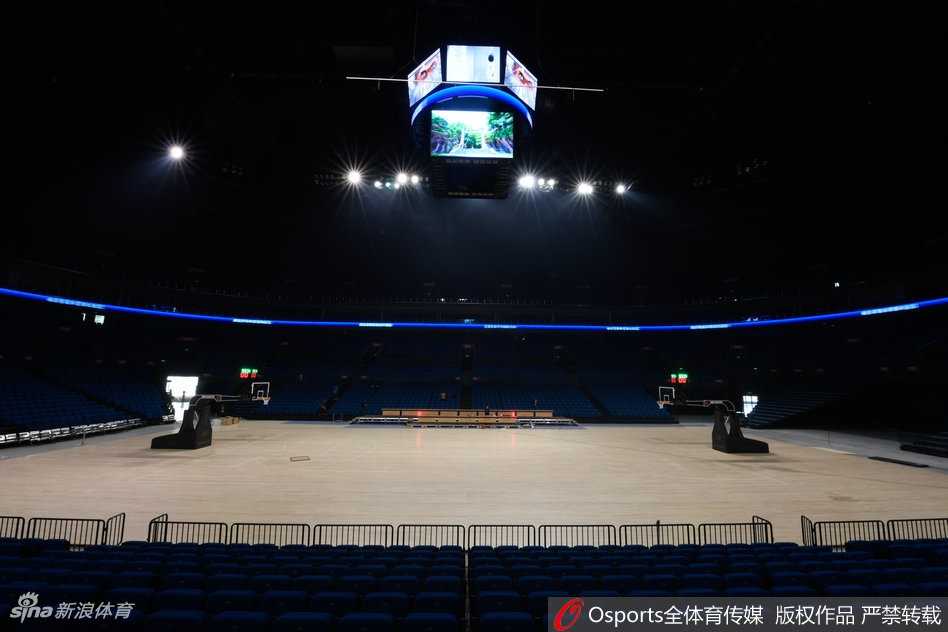 亚洲最大“江鸥”振翅高飞,中国男篮红队世预赛南京主场狂胜启航 终场哨响,大屏幕上的比分定格在96比44,中国男篮全体队员围聚在场地中央,手搭着手,齐声呐喊加油,背后的五星红旗在全场灯光的映照下显得格外鲜艳夺目。