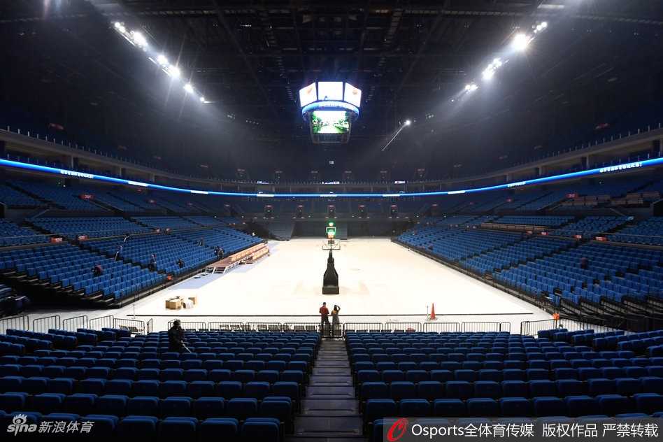 亚洲最大“江鸥”振翅高飞,中国男篮红队世预赛南京主场狂胜启航 从高空俯瞰体育馆内部,巨大的中央漏斗屏正闪烁着红色的中国地图,四周看台上身着红色助威T恤的球迷座无虚席,汇成一片红色的海洋,场中央的球员正在灯光的聚焦下进行赛前热身。