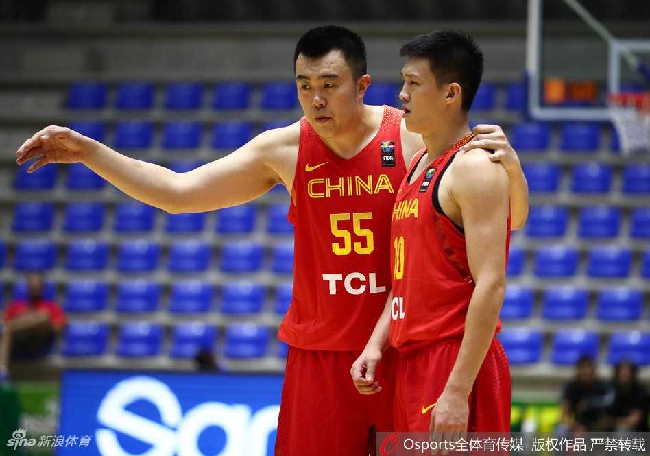 周鹏高举高打面对两人防守强行上篮，肌肉线条在对抗中绷紧，老将的担当在这一刻显露无疑。