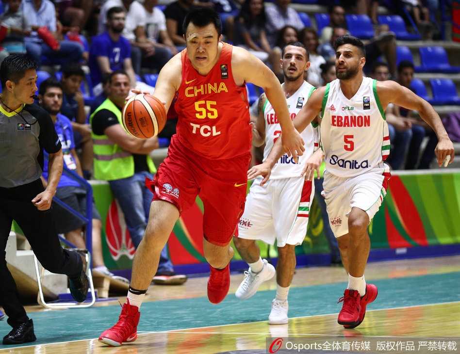 身高体重的韩德君奋力下快攻，他迈着坚实的步伐全力冲刺，略显笨拙却无比坚决的身影，正是中国队本场比赛拼搏精神的最好写照。