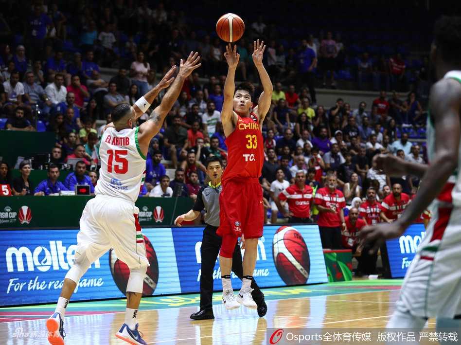 在比赛的关键时刻，吴前犹如神兵天降，在三分线外高高跃起，手起刀落，皮球划出一道完美的弧线直穿网窝，这记关键的三分球不仅扳平了比分，更点燃了全场中国队的士气。