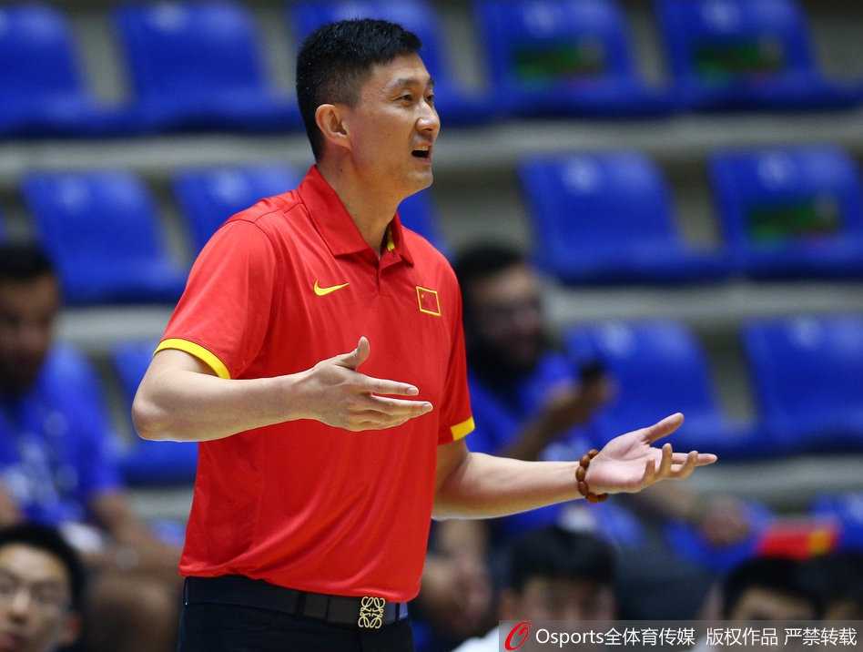 亚洲杯首战中国男篮蓝队憾负菲律宾 年轻风暴中看到希望 郭艾伦如闪电般撕裂菲律宾防线,在三人包夹下强行上篮,身体在空中拉出一道完美弧线