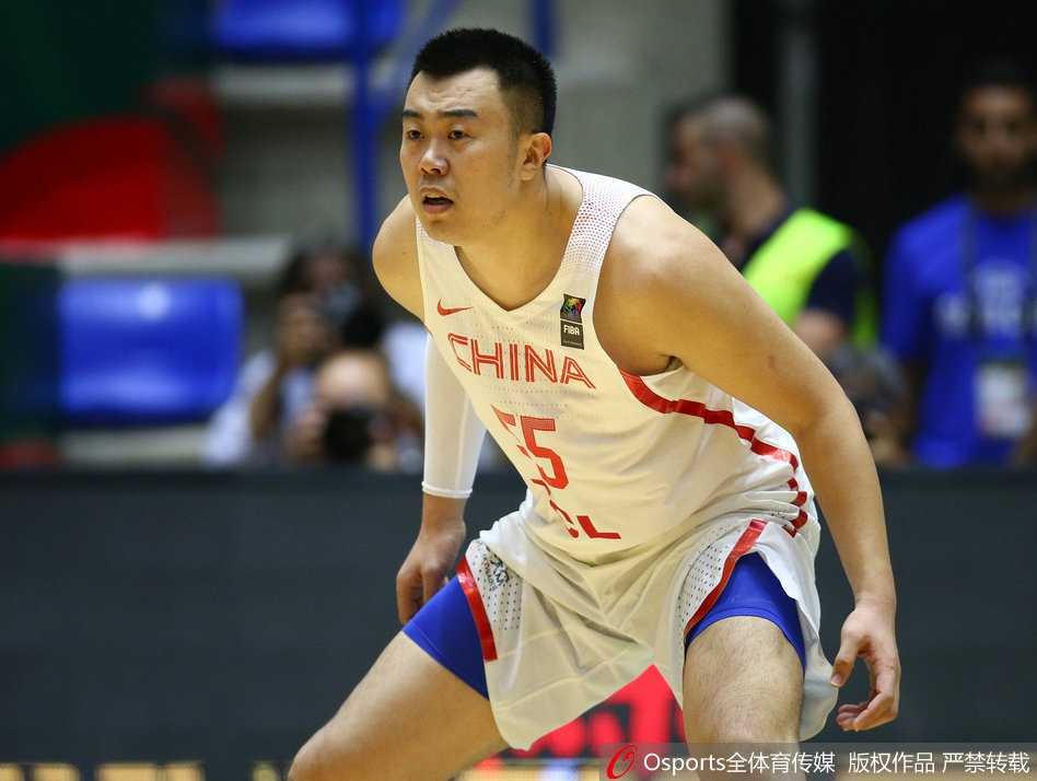 亚洲杯首战中国男篮蓝队憾负菲律宾 年轻风暴中看到希望 菲律宾归化球员布拉切内线强攻,胡金秋寸步不让,肌肉碰撞的瞬间仿佛空气都凝固了