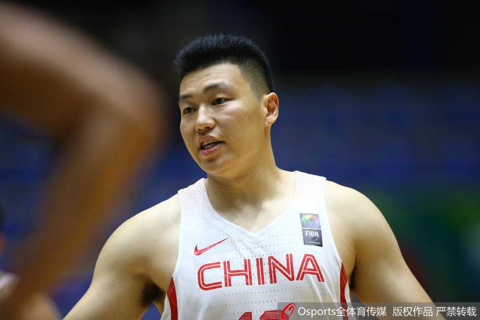 亚洲杯首战中国男篮蓝队憾负菲律宾 年轻风暴中看到希望 赛后,郭艾伦与菲律宾后卫罗密欧相互致意,两人面带微笑,诠释了篮球场上的友谊与尊重