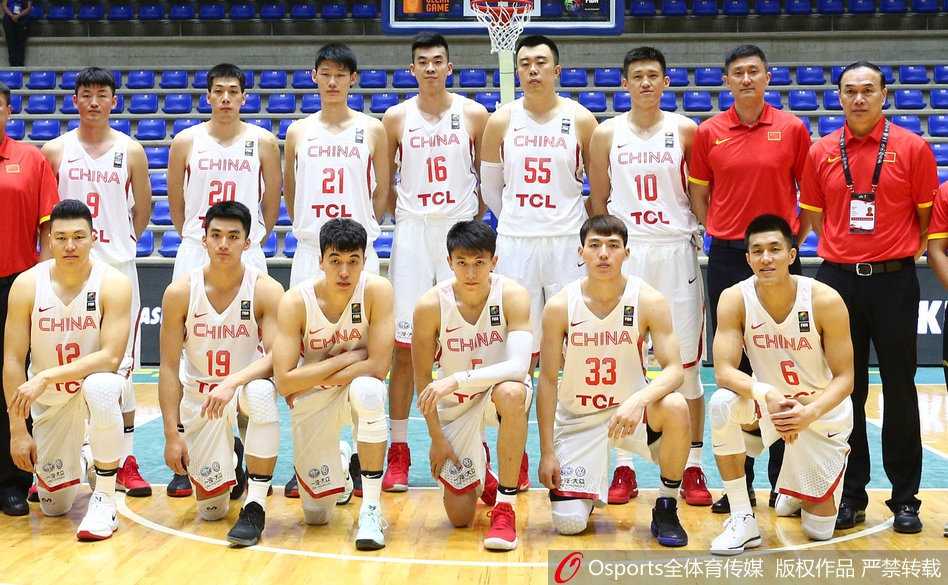 亚洲杯首战中国男篮蓝队憾负菲律宾 年轻风暴中看到希望 主教练杜锋场边激情指挥,双手张开比划战术,眼神中透露出对胜利的无限渴望