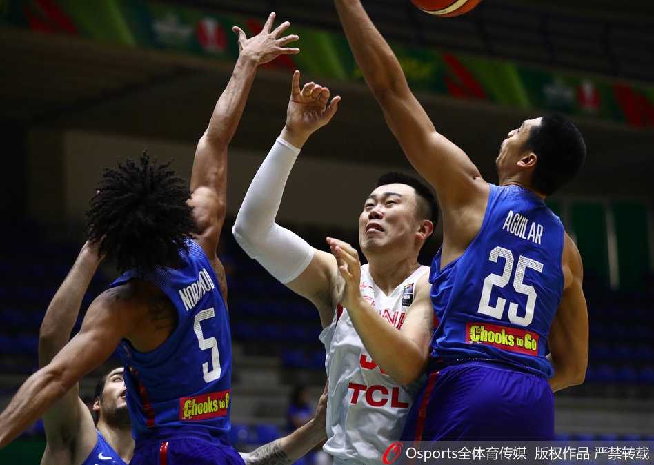 亚洲杯首战中国男篮蓝队憾负菲律宾 年轻风暴中看到希望 胡金秋高高跃起,从两名菲律宾球员头上摘下关键篮板,落地瞬间眼中满是坚毅