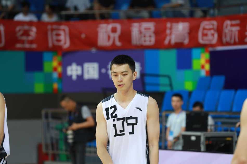 亚洲篮球烽火再起 伊拉克男篮的坚韧与崛起之路 伊拉克队球员在严密防守下,犹如蛟龙出海般高高跃起,试图完成一次势大力沉的单手劈扣,整个球馆的目光都被他吸引