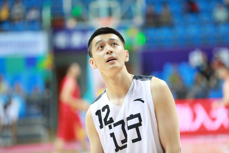 亚洲篮球烽火再起 伊拉克男篮的坚韧与崛起之路 伊拉克队核心后卫在挡拆后突破防线,面对补防的球员,他冷静地采用欧洲步上篮,在空中巧妙闪躲后将球送入篮筐,动作行云流水