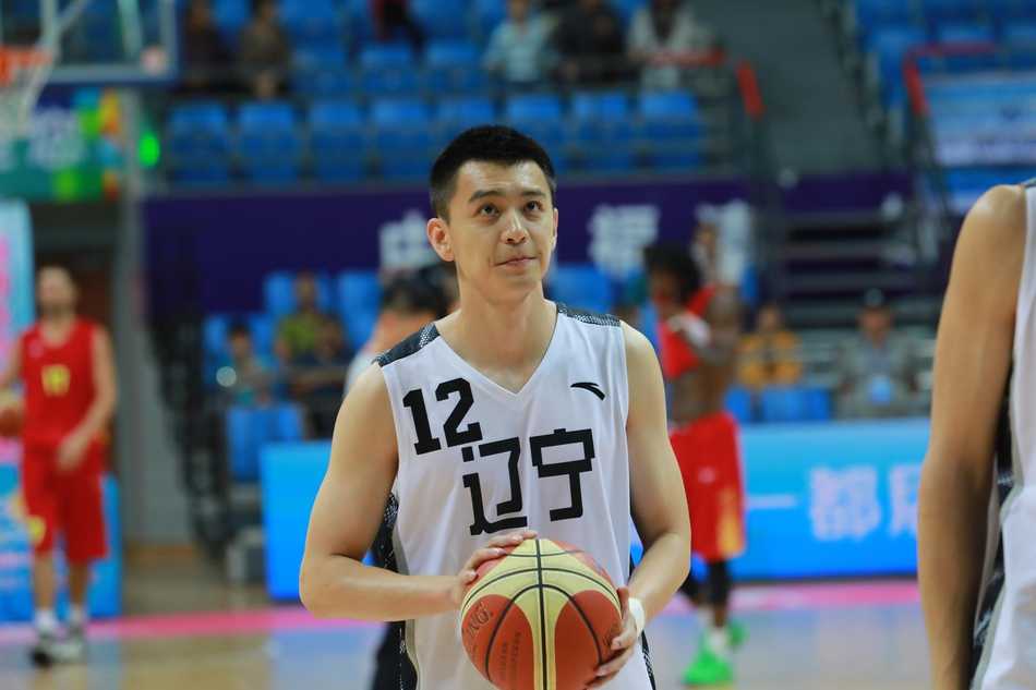 亚洲篮球烽火再起 伊拉克男篮的坚韧与崛起之路 在快攻反击中,伊拉克队的锋线球员接到队友的长传球,他顺势起跳,在空中与回防的对手发生身体接触后,依然顽强地将球放进篮筐,并造成加罚