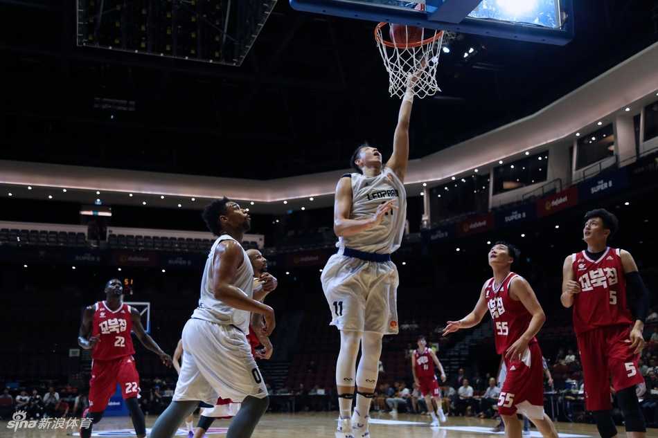 亚洲精英赛激战澳门,深圳烈豹内线失守憾负高阳猎户座 高阳猎户座后卫快速运球推进,深圳队球员全力回防,场上瞬间形成二打二的快攻局面