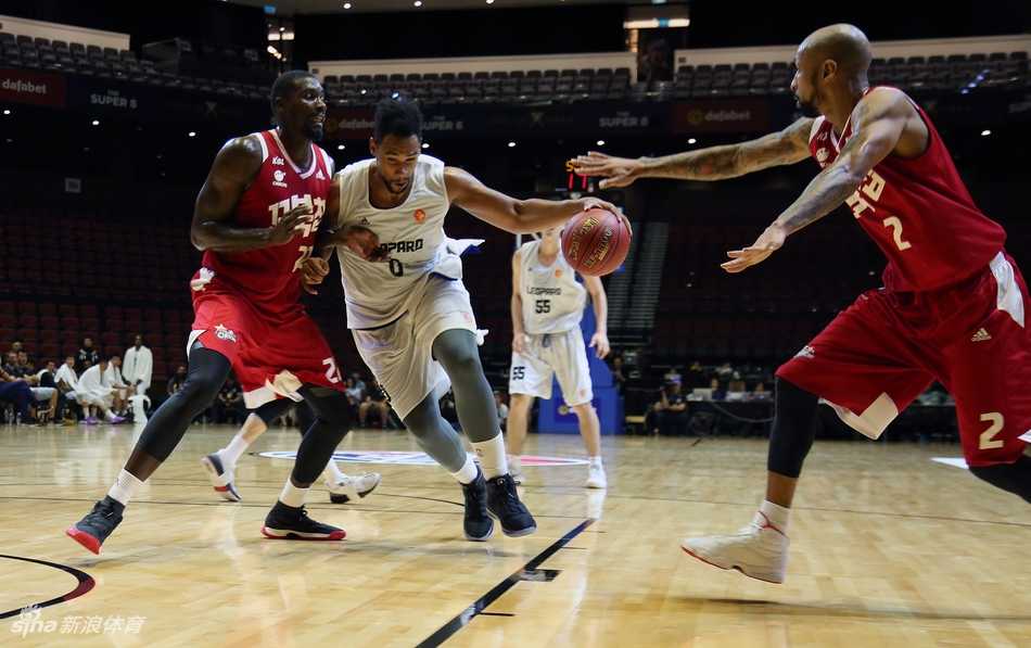 亚洲精英赛激战澳门,深圳烈豹内线失守憾负高阳猎户座 深圳队球员在亚洲精英赛的赛前热身环节中神情专注,拉伸肌肉为即将到来的激战做最后准备