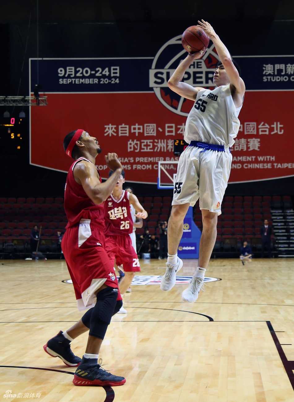 亚洲精英赛激战澳门,深圳烈豹内线失守憾负高阳猎户座 深圳队年轻球员沈梓捷在防守端送出一记大帽,皮球被煽飞出去的瞬间,全场气氛沸腾