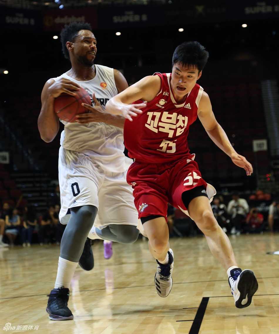 亚洲精英赛激战澳门,深圳烈豹内线失守憾负高阳猎户座 赛后深圳队球员神情落寞地走向球员通道,这场失利让他们更加明白亚洲赛场的激烈竞争