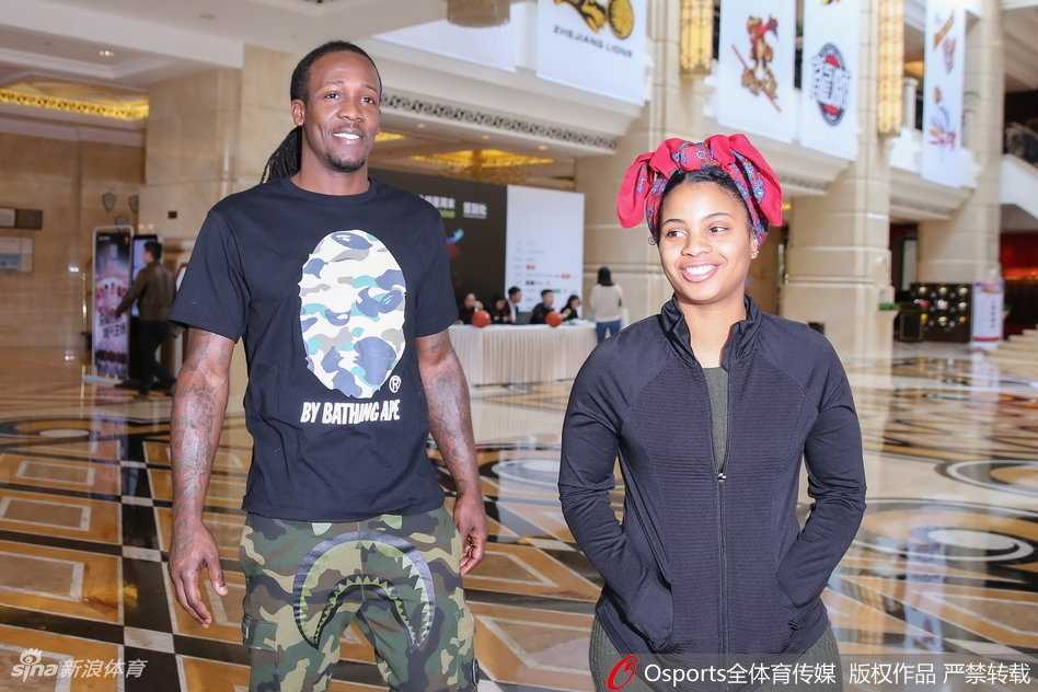 训练场上郭艾伦咧嘴大笑，汗水浸湿了头发，他正与队友进行着轻松的半场配合，每一个花哨的运球都引发现场工作人员善意的欢呼。