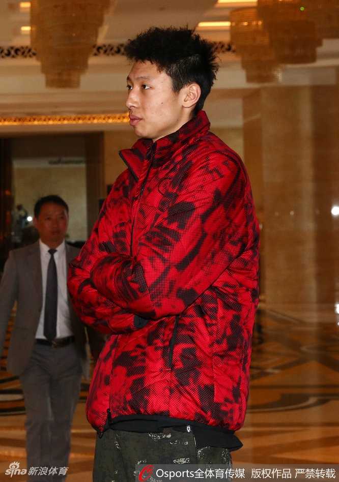 丁彦雨航身着一袭深色运动装，背着双肩包，眼神坚毅地穿过人群，此时的他或许还不知道，两天后自己将捧起那座沉甸甸的MVP奖杯。