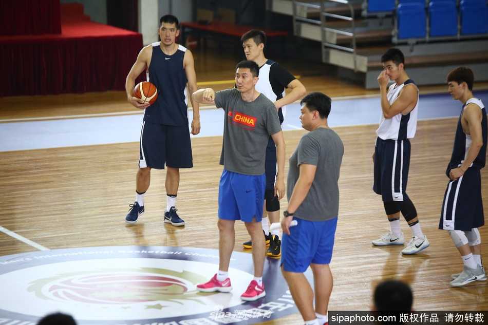 全队围成一圈，把手叠在一起高喊加油，汗水从他们的脸上滑落，团结的氛围和昂扬的斗志扑面而来