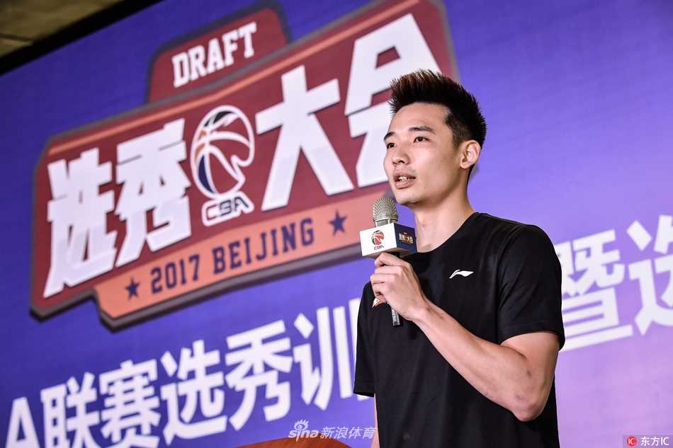 体能测试的哨声响起，球员们在烈日下全力冲刺，汗水在空中挥洒，每一次折返都是对极限的挑战，他们的身影在跑道上拉出追逐梦想的长影。