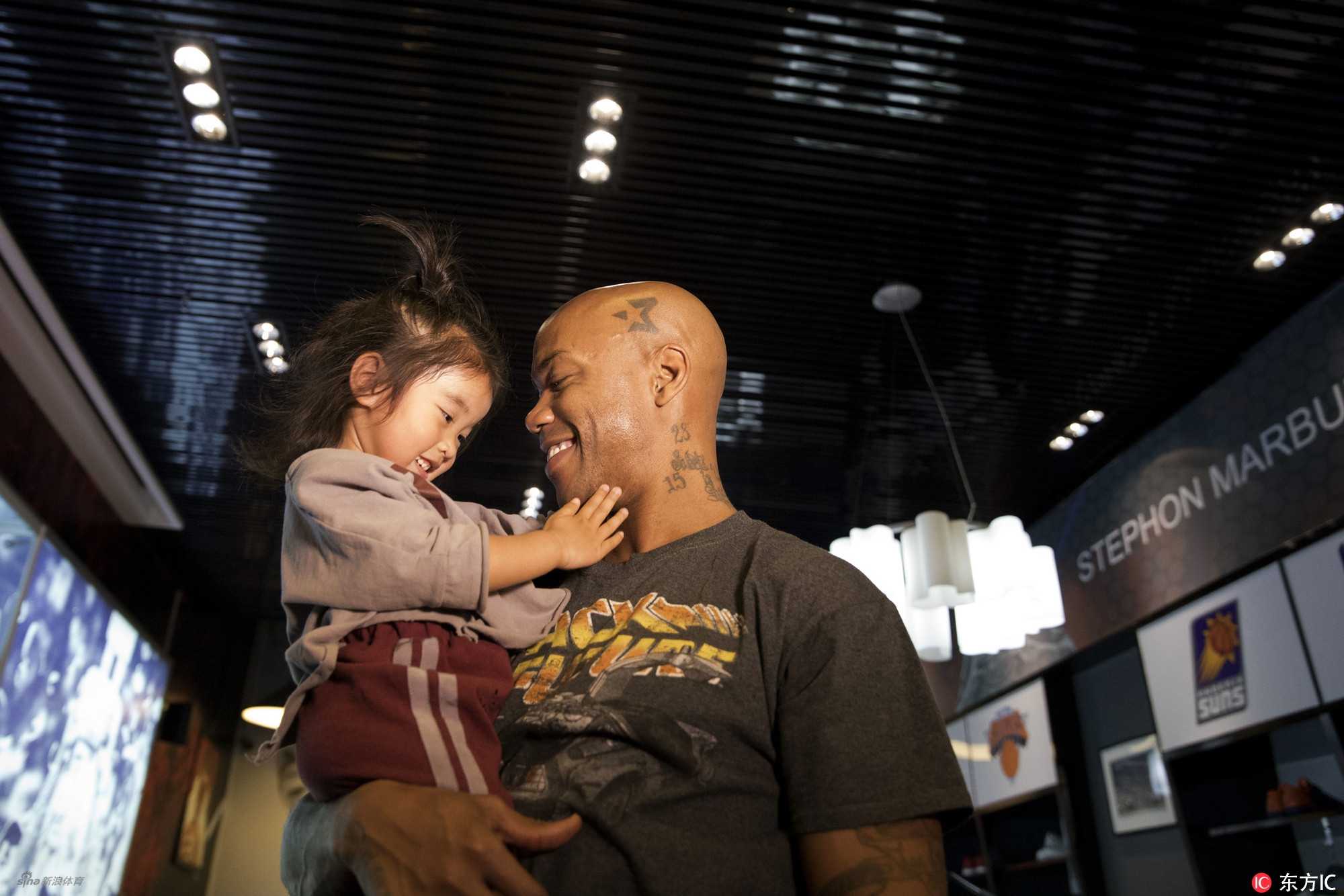 身穿北京首钢传奇3号球衣的马布里，深情凝视着自己在五棵松的巨幅画像，那是他率队建立四年三冠王朝的荣耀见证。