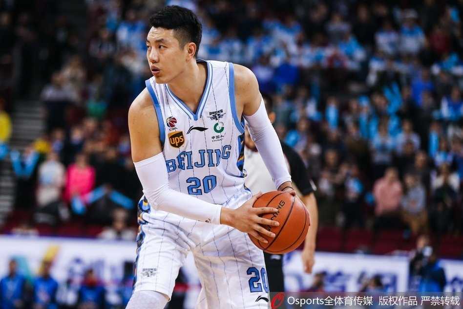 朱彦西在底角标志区域手起刀落，篮球在空中划过完美弧线，这是他本场第八记三分命中瞬间，全场球迷为之沸腾。
