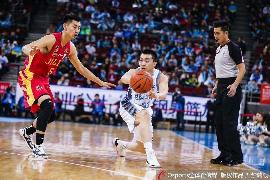 刘晓宇如利刃般撕裂吉林防线，他在三人包夹缝隙中高难度上篮，皮球打板入筐的同时造成犯规，眼神中透露出复出后的坚定与果敢。