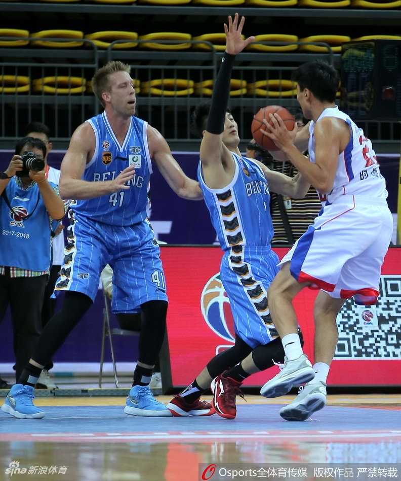 京城三分雨浇灭津门虎,霍尔曼伤退成转折点 天津队外援霍尔曼在对抗中痛苦倒地,双手捂住腰部,队友和对手都围拢过来,现场气氛一度凝固。