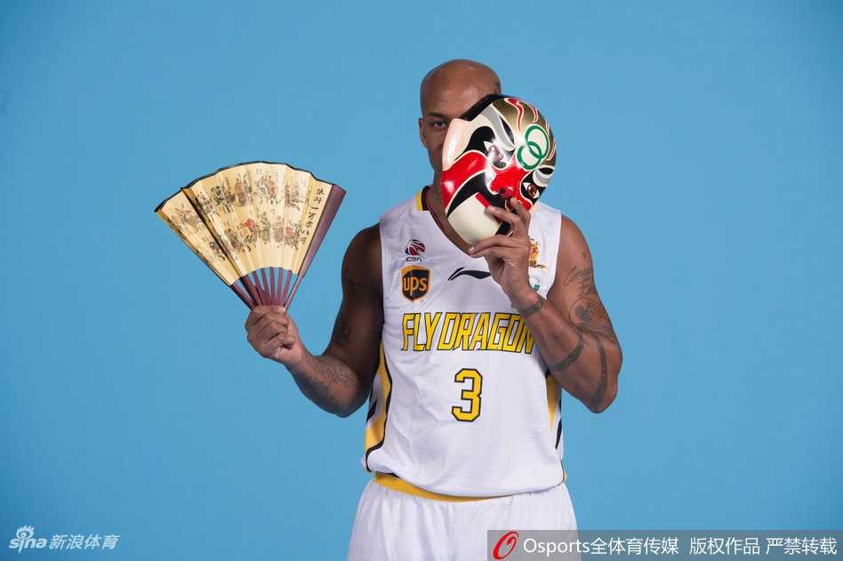 京城三外援亮相京城,马布里率北控男篮新阵容拍摄前卫写真 四十岁的马布里身披北控战袍,眼神坚毅如狼王,手中的京剧脸谱象征着他与北京这座城市的深厚缘分,尽显京城篮球霸主风范。