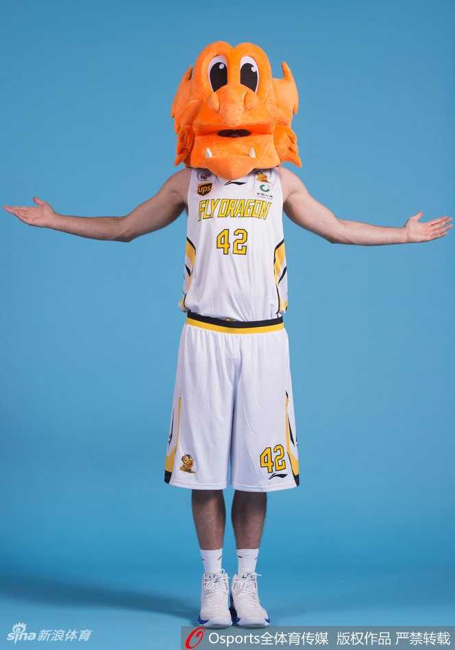 京城三外援亮相京城,马布里率北控男篮新阵容拍摄前卫写真 约旦板爷阿巴斯嘴角微扬,似乎在思索如何在新赛季再次施展他的神奇定律,他的全能身手和防守硬度是北控不可或缺的拼图。