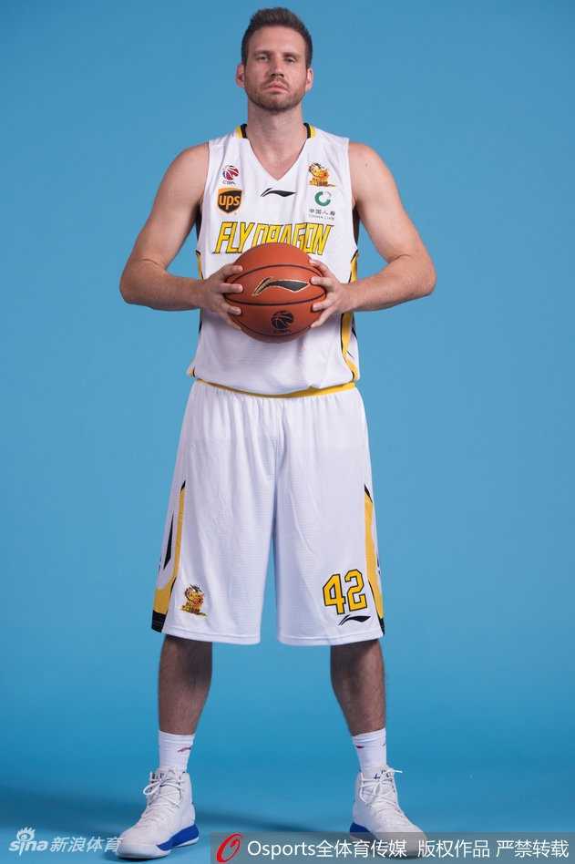 京城三外援亮相京城,马布里率北控男篮新阵容拍摄前卫写真 新生力量贺希宁、许梦君、景浩扬等年轻球员一字排开,朝气蓬勃,他们代表着北控的未来,眼神中充满对CBA赛场的渴望。