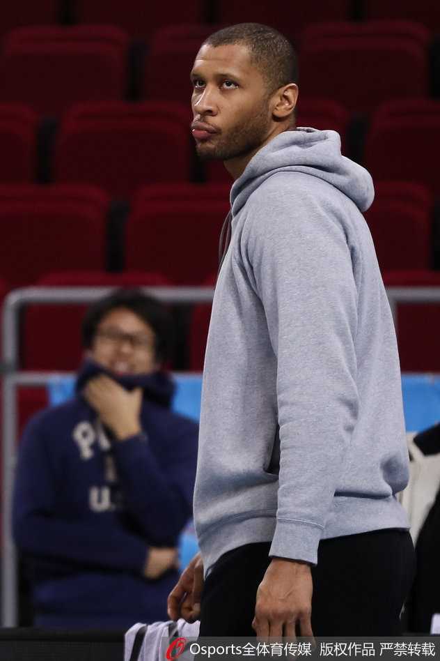 京城久违的呼唤:刘晓宇伤愈复出,首钢盼来后场新核 场边的刘晓宇正在聆听雅尼斯布置战术,他侧着身子,用手比划着战术跑位。在这幅画面里,他不再是看台上那个无奈的看客,而是重新成为了战术板上不可或缺的一环。