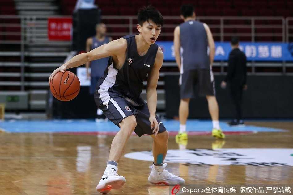 京城久违的呼唤:刘晓宇伤愈复出,首钢盼来后场新核 热身跑圈时,刘晓宇的步伐并不像以往那般轻盈如风,反而带着一丝试探性的谨慎。但他嘴角那一抹淡淡的微笑,仿佛在告诉所有关心他的人:那个能撕裂防线的突破手,正在回来的路上。