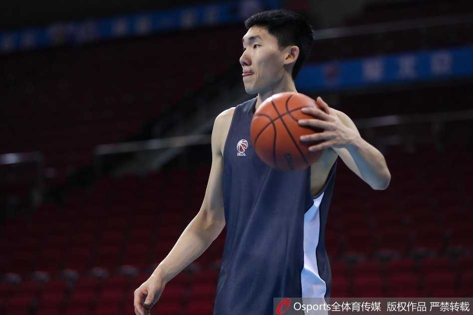 京城久违的呼唤:刘晓宇伤愈复出,首钢盼来后场新核 队医在一旁紧盯着刘晓宇的每一次落地,而他只是轻轻摆了摆手,仿佛在说‘我没事’。拉伸中的肌肉线条紧绷着,那是两个月卧床养伤后,身体对重返赛场最原始的渴望。