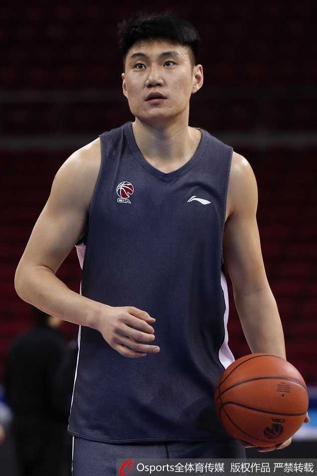 京城久违的呼唤:刘晓宇伤愈复出,首钢盼来后场新核 训练结束后,刘晓宇独自加练投篮。篮球划过空中,在聚光灯下拉出一道长长的影子。这道影子,仿佛是他两个月来从坐着轮椅到如今再次起跳的轨迹,漫长却始终向上。