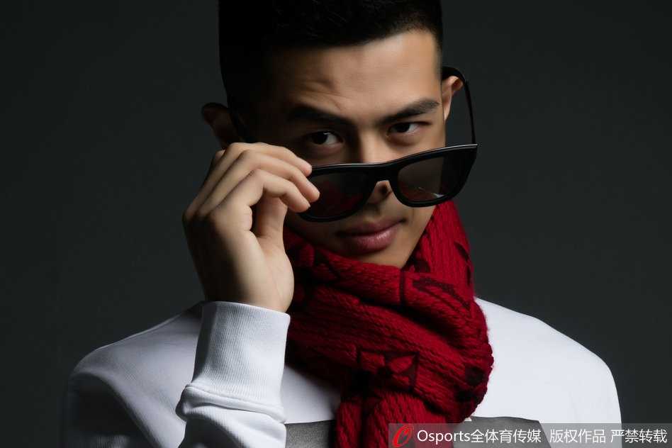 京城之光:方硕的篮球之路与硬朗型格 方硕眼神坚毅直视镜头,身穿深色高领衫,展现球场指挥官般的沉稳与自信。