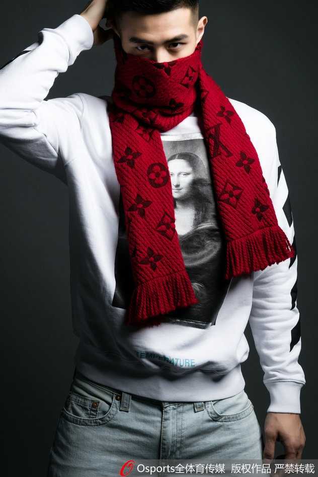 京城之光:方硕的篮球之路与硬朗型格 方硕身穿长款深色大衣,内搭连帽衫,行走间抓拍,动态感十足,尽显休闲潮范儿。