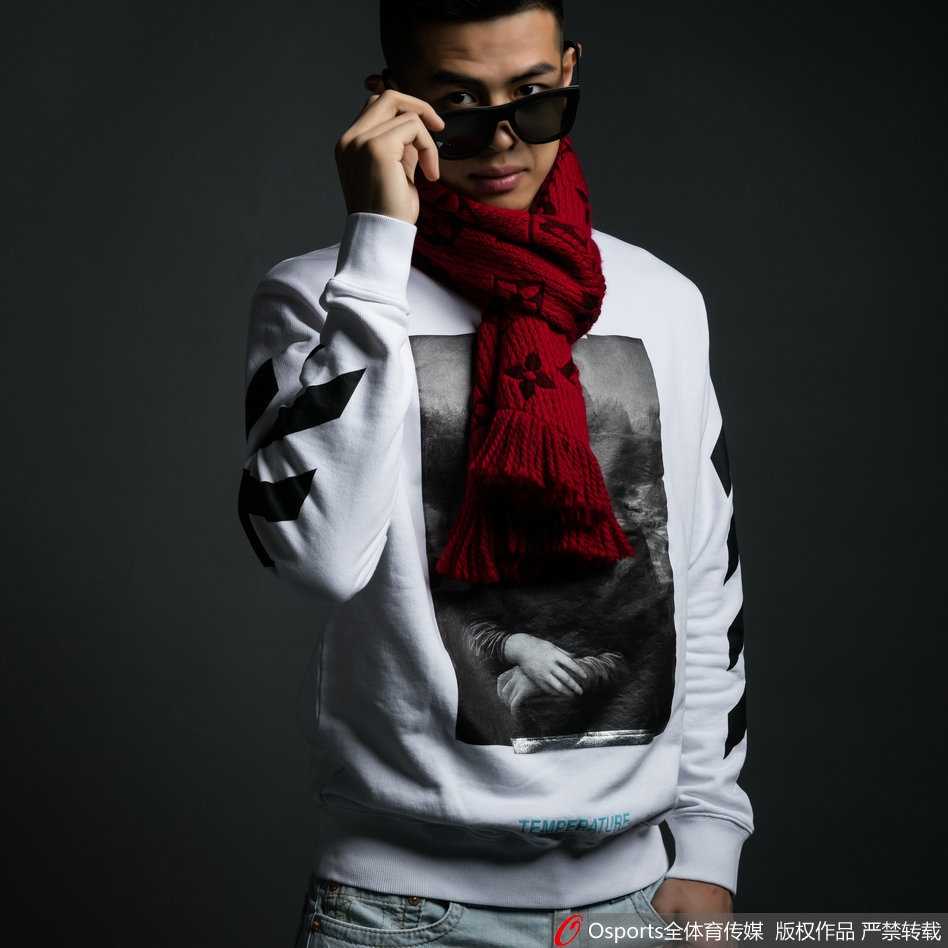 京城之光:方硕的篮球之路与硬朗型格 特写镜头下,方硕佩戴精致的腕表,手部自然下垂,细节处彰显成熟男性的精致品味。