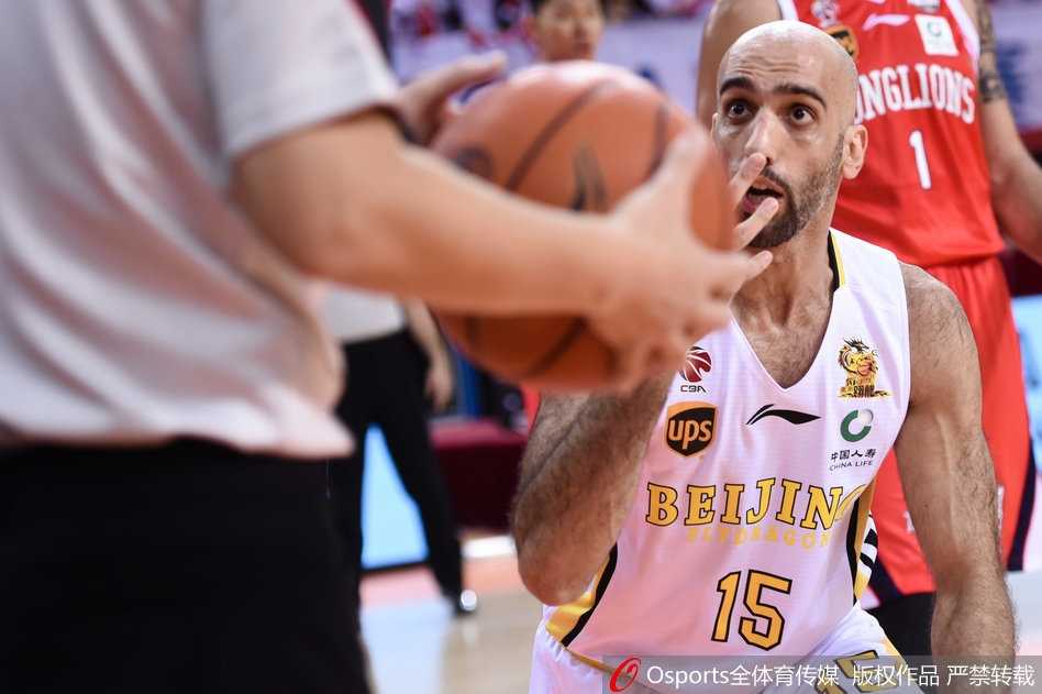 京城传奇再续写 马布里率北控胜广州止连败 兰多夫内线强攻遭三人合围,肌肉碰撞火花四溅