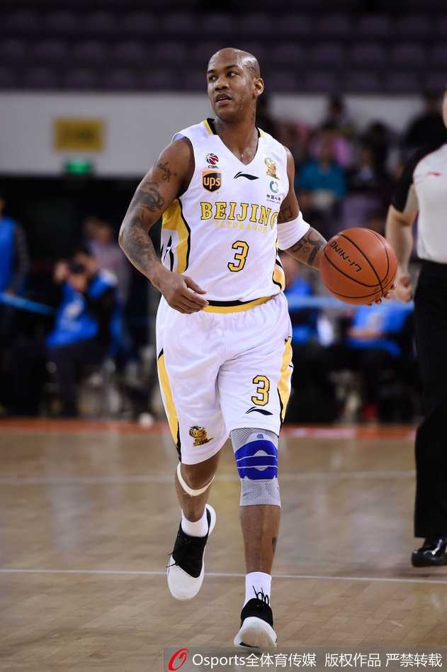 京城传奇再续写 马布里率北控胜广州止连败 广州外援克里斯顿持球强突,速度之快犹如一道闪电