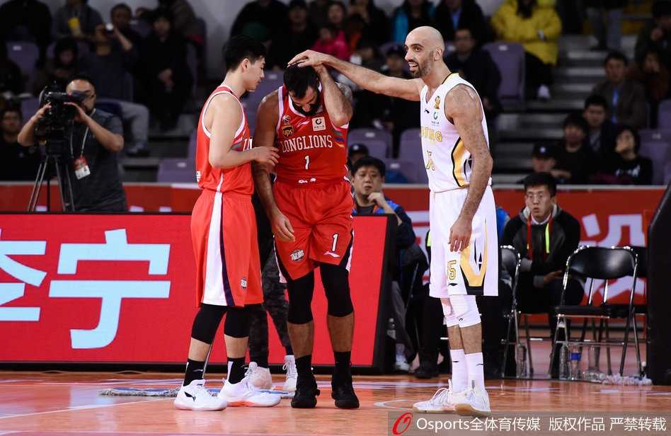 京城传奇再续写 马布里率北控胜广州止连败 杨敬敏飞身上篮舒展如大鹏展翅,防守球员望尘莫及