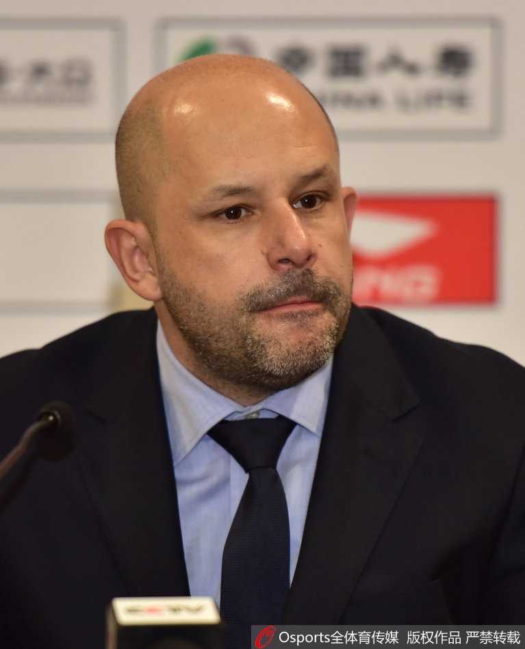 身披北京队训练服的方硕目光如炬，在发布会后台沉稳地整理着衣领，举手投足间尽显球队领袖的从容风范。