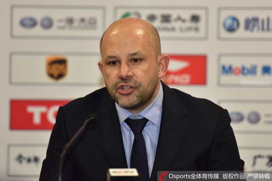 方硕在发布会中眉头微蹙，认真地聆听着现场记者的提问，身后的背景板印有北京首钢的标志，烘托出赛后的严肃氛围。