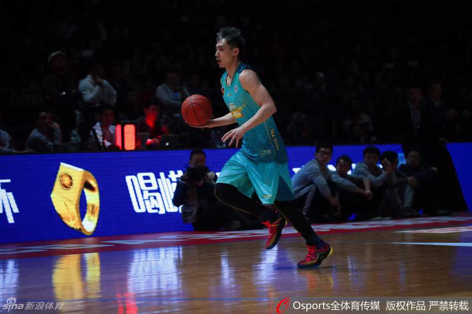 京城全明星技巧赛群英会 王子瑞王洪联袂献技 同曦小将冷振铎完成逆天360度转体扣篮,身体在空中完全舒展,仿佛挣脱了地心引力