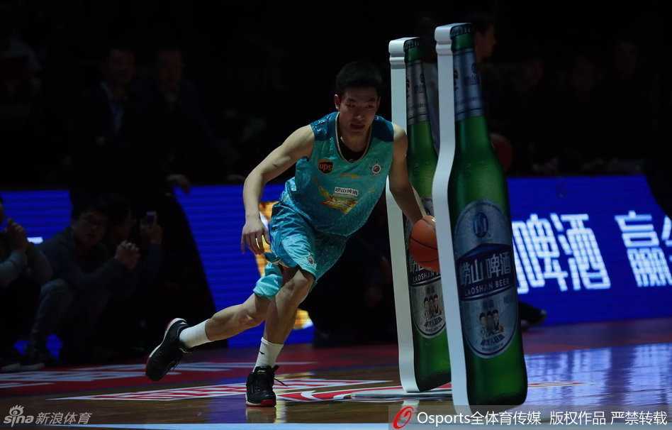 京城全明星技巧赛群英会 王子瑞王洪联袂献技 新疆队后卫王子瑞在全明星技巧赛中娴熟运球,眼神坚定地穿越障碍物,身形矫健如猎豹